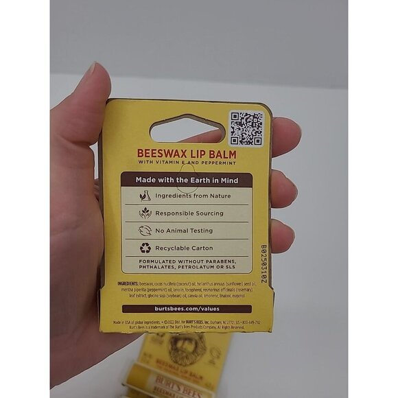 Burt's Bees Beeswax Lip Balm Moisturizing 100% Natural Origin Lot of 4 - Picture 3 of 3